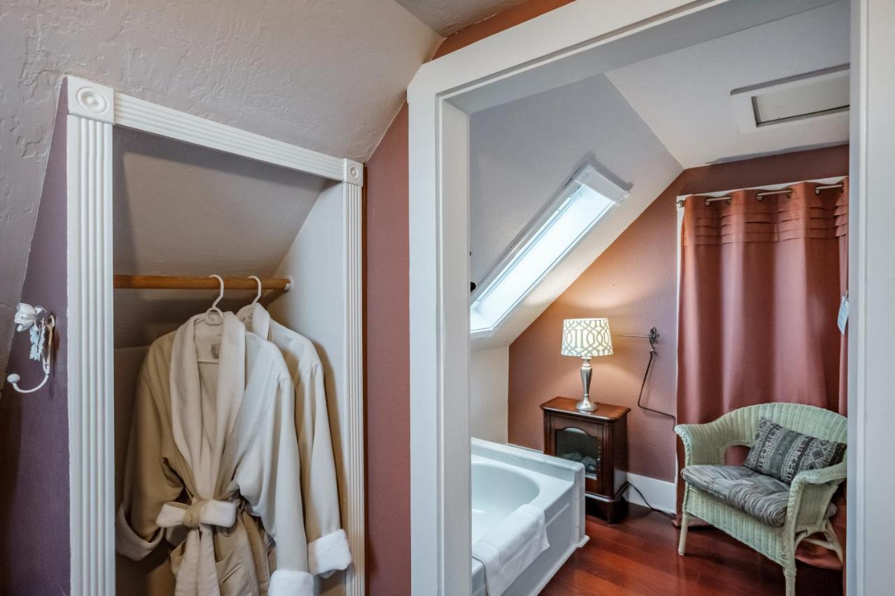 Mamere'S Guest House Monmouth Екстериор снимка