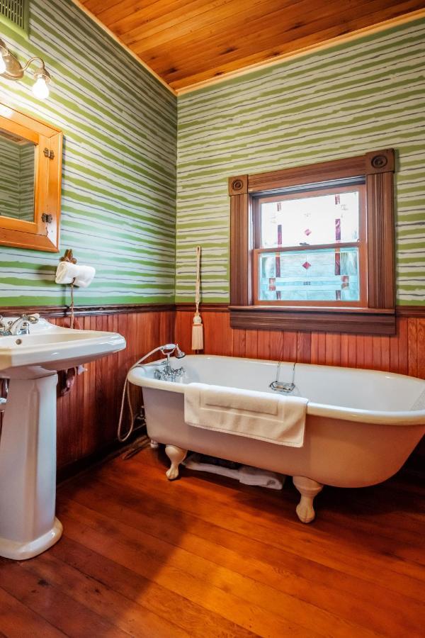 Mamere'S Guest House Monmouth Екстериор снимка